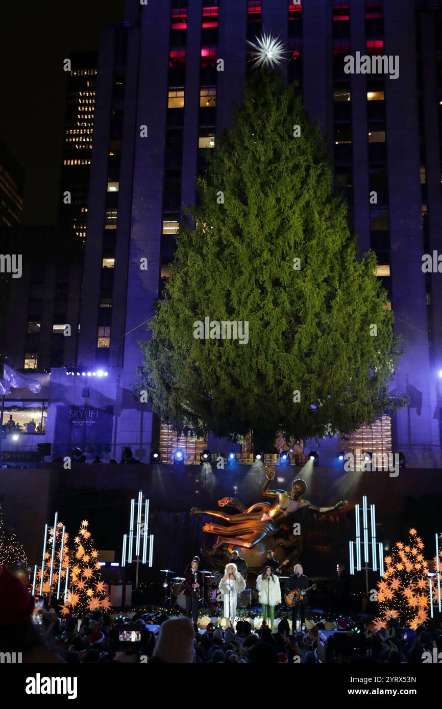 New York City. Dezember 2024. NEW YORK, NEW YORK - 04. DEZEMBER: Prominente und Gäste bewundern den glitzernden Weihnachtsbaum im Rockefeller Center 2024 bei der Rockefeller Center Tree Lighting Zeremonie am 4. Dezember 2024 in New York City. Die legendäre Veranstaltung läutet die Weihnachtszeit mit Pracht und festlichem Flair ein. (Vermerk: Giada Papini Rampelotto/EuropaNewswire)/dpa/Alamy Live News Stockfoto