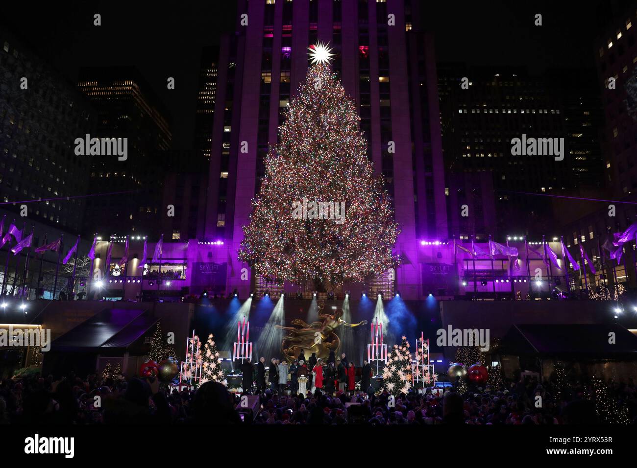 New York City. Dezember 2024. NEW YORK, NEW YORK - 04. DEZEMBER: Prominente und Gäste bewundern den glitzernden Weihnachtsbaum im Rockefeller Center 2024 bei der Rockefeller Center Tree Lighting Zeremonie am 4. Dezember 2024 in New York City. Die legendäre Veranstaltung läutet die Weihnachtszeit mit Pracht und festlichem Flair ein. (Vermerk: Giada Papini Rampelotto/EuropaNewswire)/dpa/Alamy Live News Stockfoto