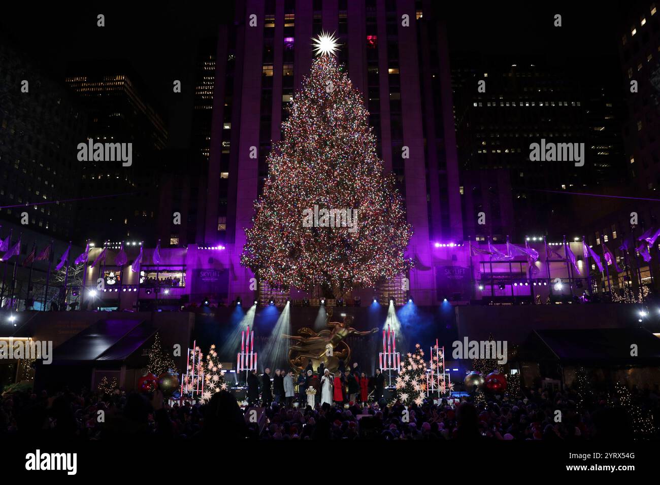 New York City. Dezember 2024. NEW YORK, NEW YORK - 04. DEZEMBER: Prominente und Gäste bewundern den glitzernden Weihnachtsbaum im Rockefeller Center 2024 bei der Rockefeller Center Tree Lighting Zeremonie am 4. Dezember 2024 in New York City. Die legendäre Veranstaltung läutet die Weihnachtszeit mit Pracht und festlichem Flair ein. (Vermerk: Giada Papini Rampelotto/EuropaNewswire)/dpa/Alamy Live News Stockfoto