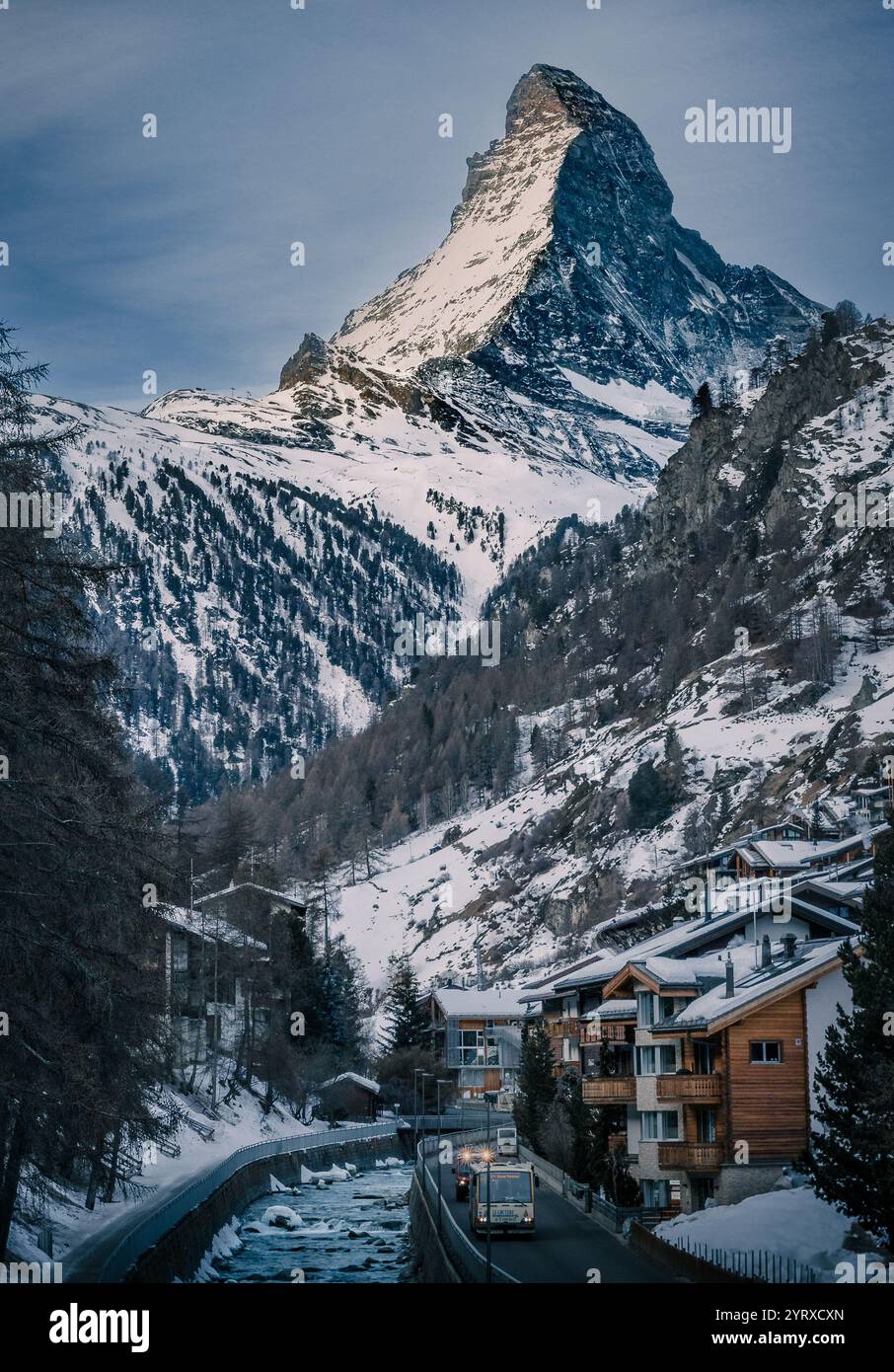 Wunderschöner Blick auf das Matterhorn und den Fluss, der durch das Dorf Zermatt fließt Stockfoto