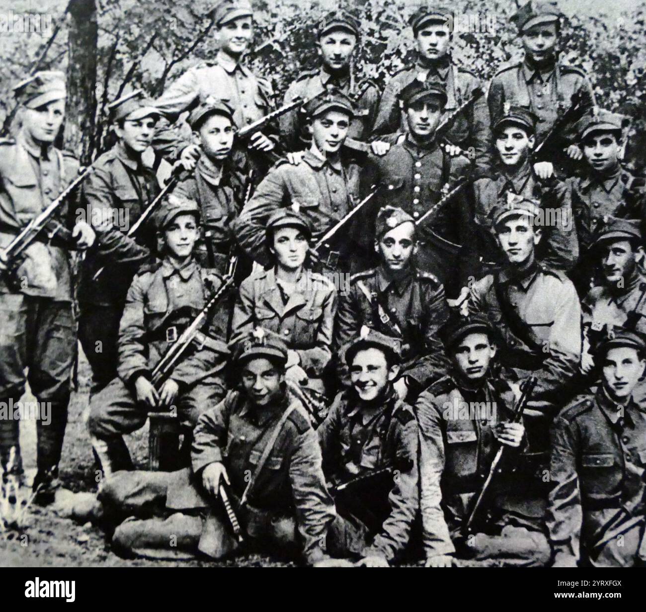 Eine Gruppe von Partisanen aus der Region Lublin. Ein Zug in einem besonderen Teil der Volksarmee, Foto 1944. Die Parczew-Partisanen waren Kämpfer in unregelmäßigen militärischen Gruppen, die während des Zweiten Weltkriegs an der jüdischen Widerstandsbewegung gegen Nazi-Deutschland und seine Kollaborateure teilnahmen Stockfoto