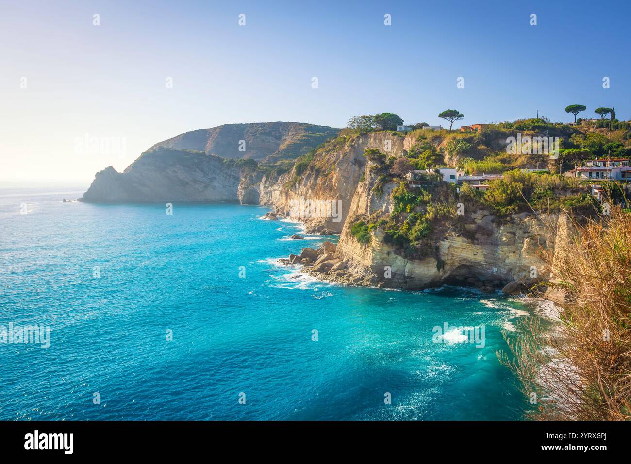 Ischia Island, das Meer und die felsige Küste bei Sant'Angelo. Reiseziel in der Inselgruppe der Phlegräischen Inseln in der Nähe des Golfs von Neapel in Kampanien regi Stockfoto