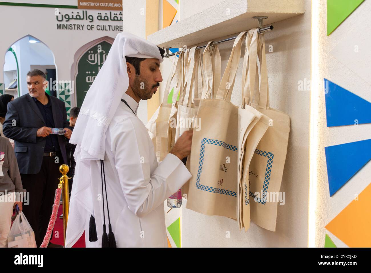 Katar Mann in Katar Pavillon auf der Algier International Book Fair 2024, Algerien. Stockfoto