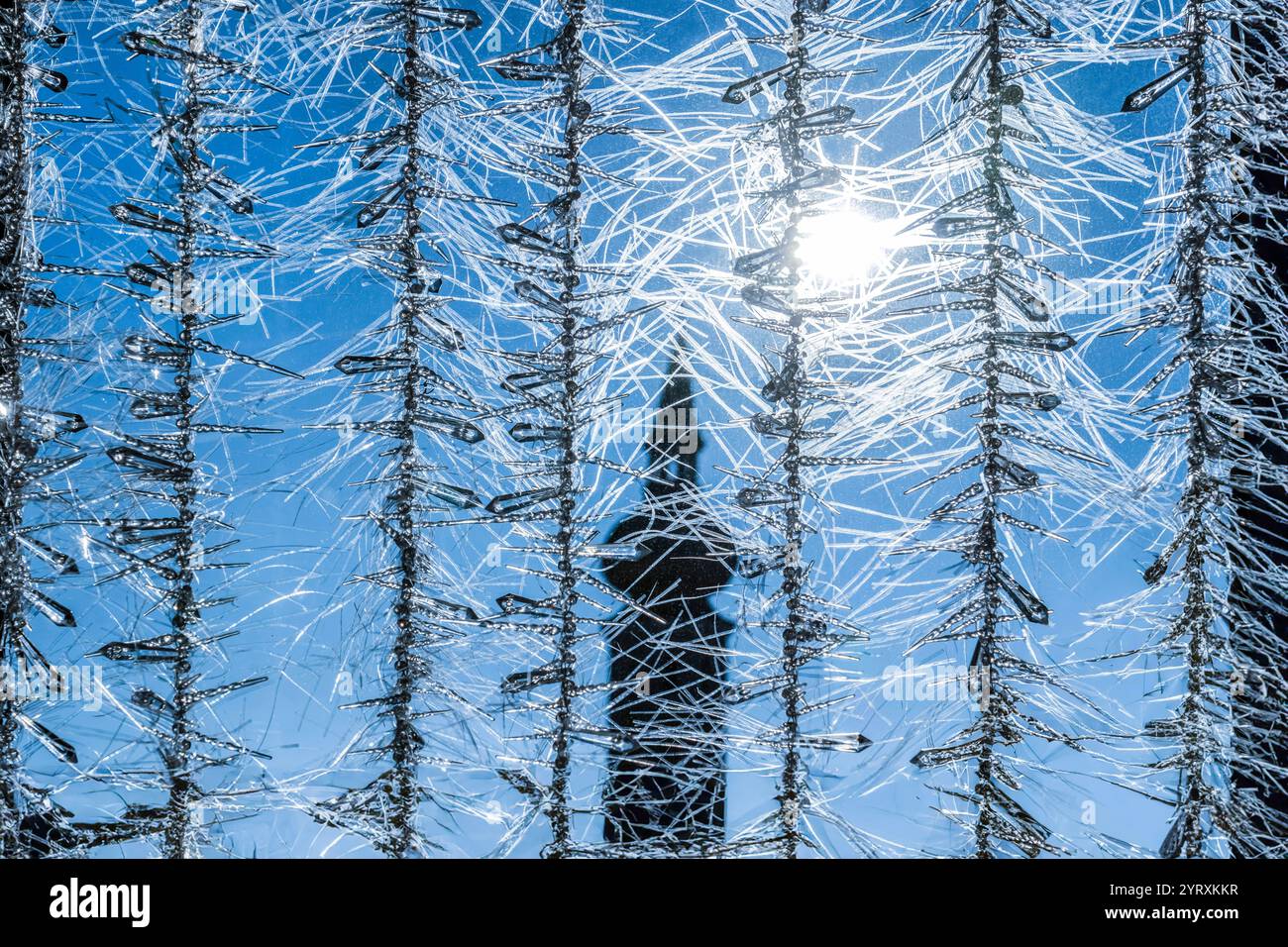 Frost und Kältewelle in Bayern, Symbolfoto Eiszapfen vor Kirchturm, München, Dezember 2024 Deutschland, Dezember 2024, frostige Temperaturen, klirrende Kälte, Sonne am strahlend blauen Himmel, Symbolfoto, Winterwetter, Minustemperaturen, Kältewelle, bayerischer Kirchturm vor winterlich blauem Himmel, Weihnachtsdeko an einem Fenster, Winter, Bayern, *** Frost und kalte Welle in Bayern, Symbolfoto Eiszapfen vor Kirchturm, München, Dezember 2024 Deutschland, Dezember 2024, frostige Temperaturen, eiskalt, Sonne am hellblauen Himmel, Symbolfoto, Winterwetter, Minusgraden, Col Stockfoto