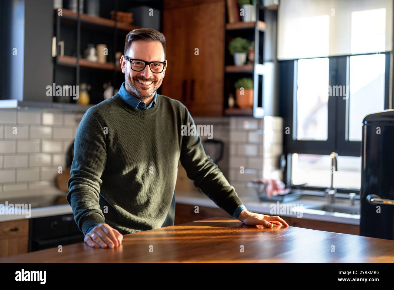 Porträt des glücklichen Erfolgs ausgewogener Mann lacht, genießt die kleinen Dinge im Leben. Glückliche Menschen Stockfoto