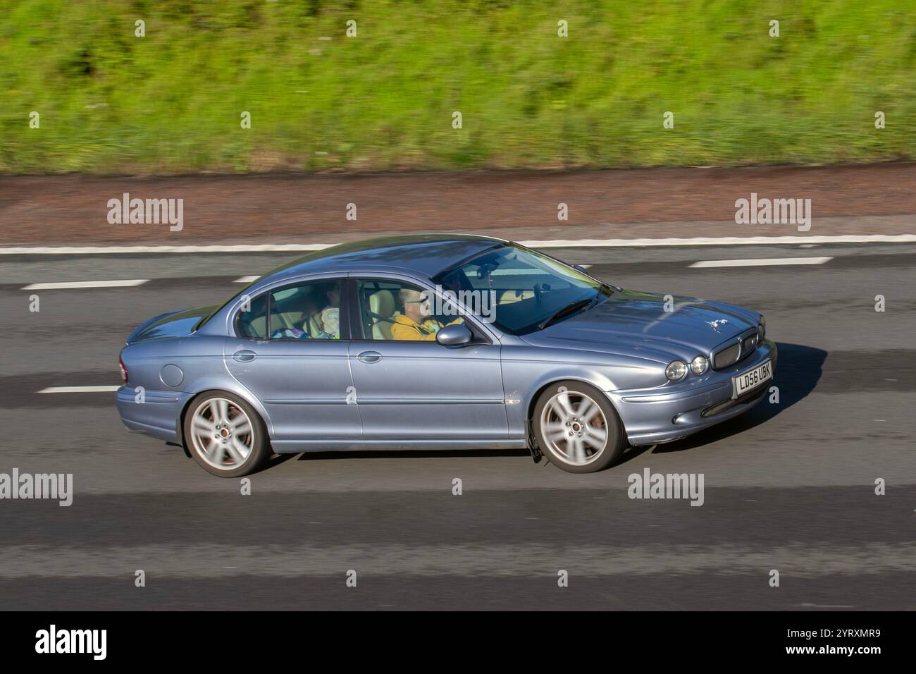 2006 Blauer Jaguar X-Type Sport D Limousine; Fahrt auf der Autobahn M6, Großbritannien Stockfoto