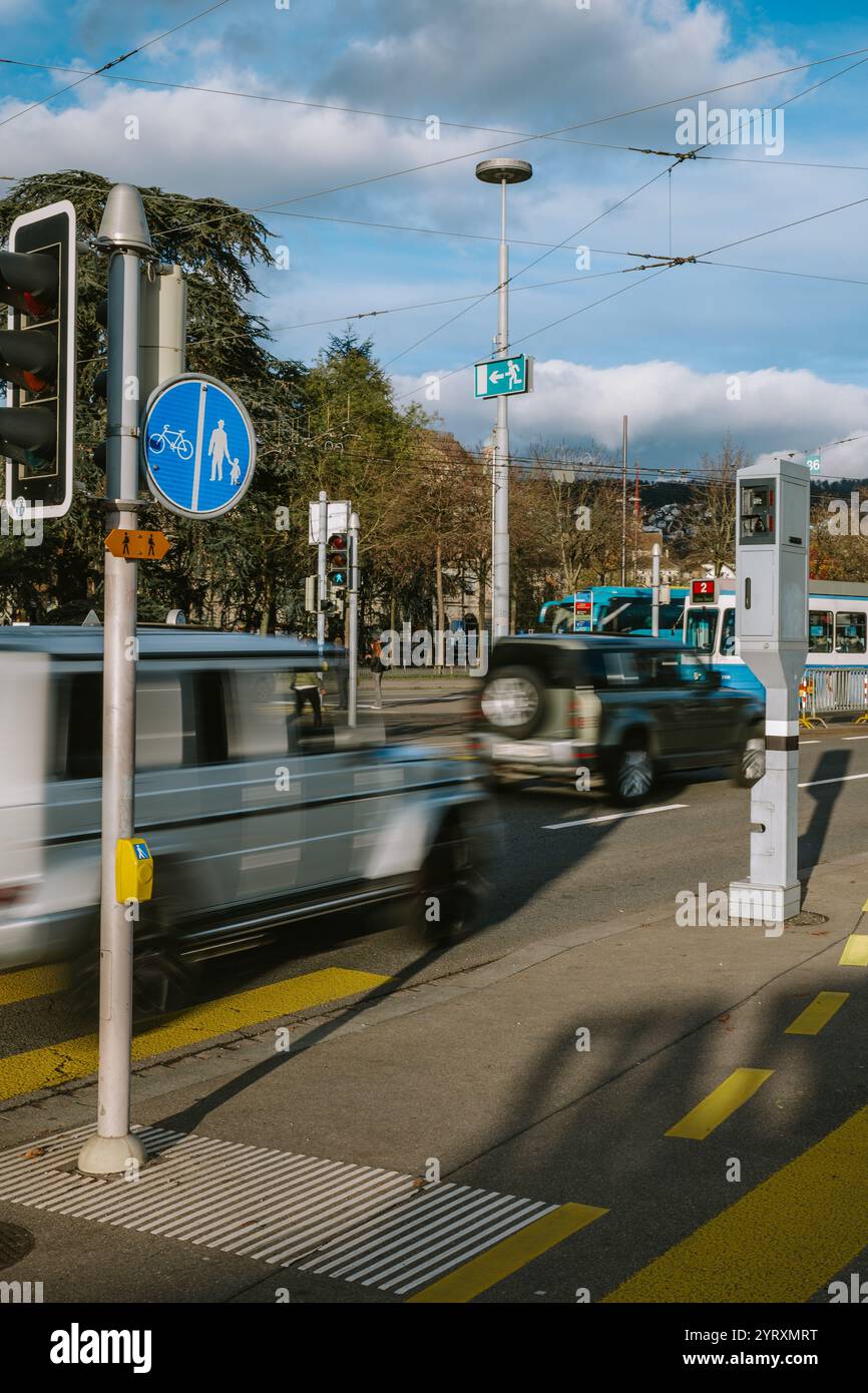 3-12-2024 Zürich, Schweiz. Verschwommene Autos im Verkehr, die an einer Radar-Geschwindigkeitsfalle in der Nähe des Burkliplatzes vorbeifahren Stockfoto