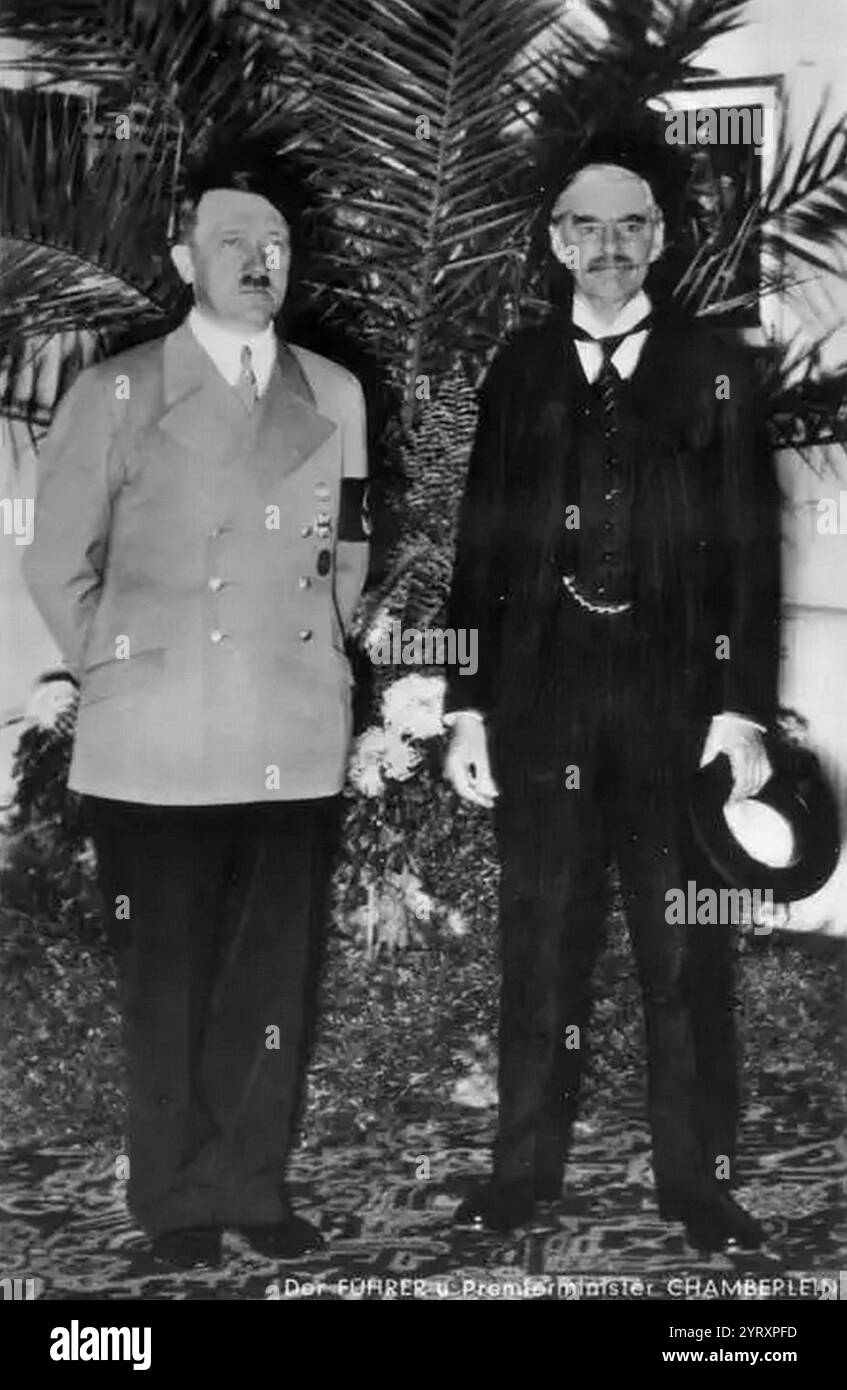 Der britische Premierminister Neville Chamberlain und der deutsche Führer Adolf Hitler während der Verhandlungen über das Münchner Abkommen. Das Abkommen wurde am 30. September 1938 von Deutschland, Großbritannien, der Französischen Republik und Italien geschlossen. Das Abkommen sah die deutsche Annexion eines Teils der Tschechoslowakei vor, das Sudetenland, in dem mehr als drei Millionen Menschen lebten, hauptsächlich ethnische Deutsche. Stockfoto