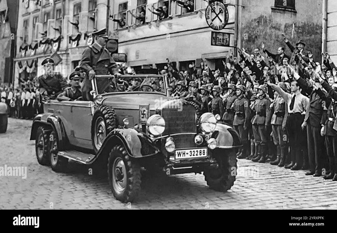 Große Massen deutscher tschechischer Bürger feiern, als Hitler nach dem ...