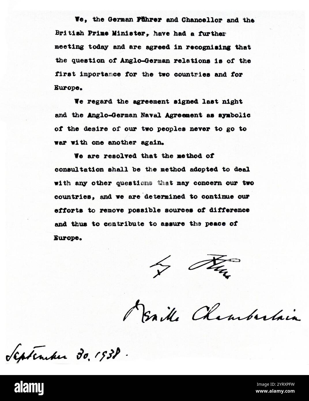 Dokument unterzeichnet von Adolf Hitler und dem britischen Premierminister Neville Chamberlain während der Verhandlungen über das Münchner Abkommen. Das Abkommen wurde am 30. September 1938 von Deutschland, Großbritannien, der Französischen Republik und Italien geschlossen. Das Abkommen sah die deutsche Annexion eines Teils der Tschechoslowakei vor, das Sudetenland, in dem mehr als drei Millionen Menschen lebten, hauptsächlich ethnische Deutsche. Stockfoto