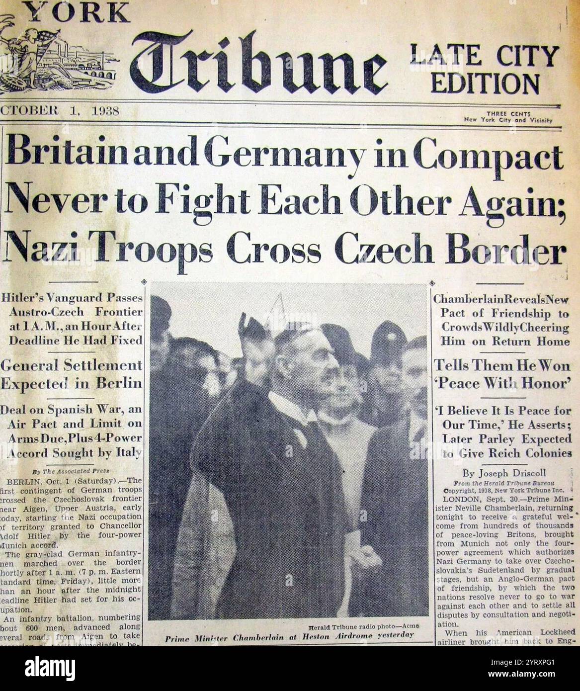New York Herald Tribune berichtet, als der britische Premierminister Neville Chamberlain aus München zurückkehrt und "Frieden in unserer Zeit" erklärt. Das Münchner Abkommen wurde am 30. September 1938 von Deutschland, Großbritannien, der Französischen Republik und Italien geschlossen. Es sah die deutsche Annexion eines Teils der Tschechoslowakei vor, das Sudetenland, in dem mehr als drei Millionen Menschen lebten, hauptsächlich ethnische Deutsche. Stockfoto