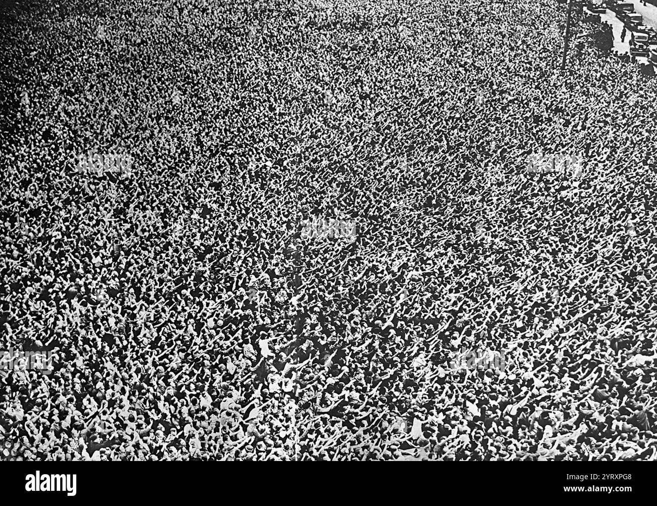 Der britische Premierminister Neville Chamberlain kehrt aus München zurück und erklärt "Frieden in unserer Zeit". Das Münchner Abkommen wurde am 30. September 1938 von Deutschland, Großbritannien, der Französischen Republik und Italien geschlossen. Das Abkommen sah die deutsche Annexion eines Teils der Tschechoslowakei vor, das Sudetenland, in dem mehr als drei Millionen Menschen lebten, hauptsächlich ethnische Deutsche. Stockfoto