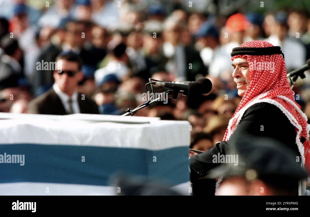 König Hussein von Jordanien lobt Premierminister Yitzhak Rabin über den Sarg des getöteten israelischen Führers während der Beerdigungsfeier vom 6. November 1995 Stockfoto