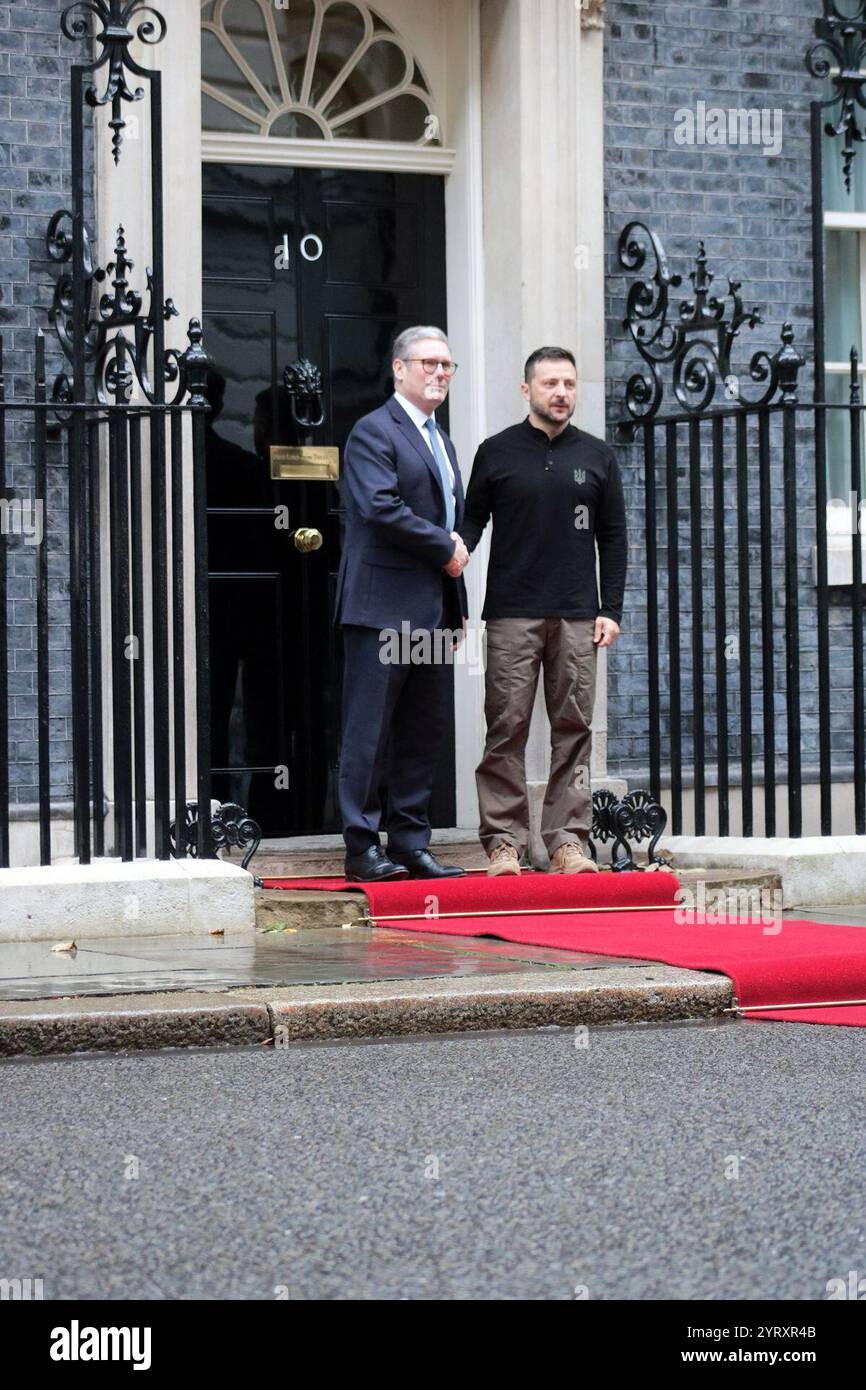 Der ukrainische Präsident Wolodymyr Zelenski wird von Premierminister Sir Keir Starmer bei seiner Ankunft in der Downing Street begrüßt. Oktober 2024 Stockfoto