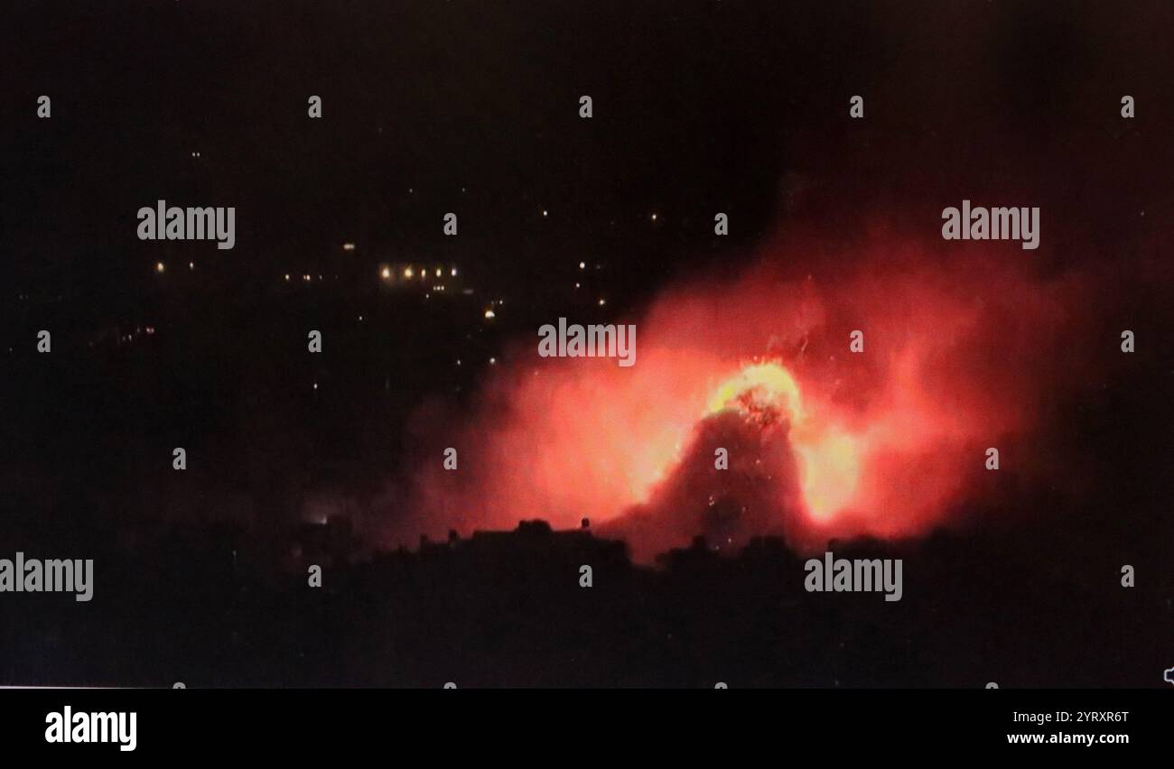 Fernsehberichterstattung über den israelischen Luftangriff auf Südbeirut im Krieg gegen die Hisbollah im Libanon. September 2024. Stockfoto