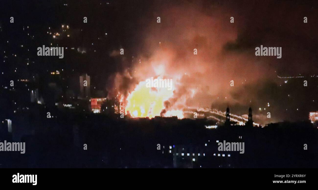 Fernsehberichterstattung über den israelischen Luftangriff auf Südbeirut im Krieg gegen die Hisbollah im Libanon. September 2024. Stockfoto