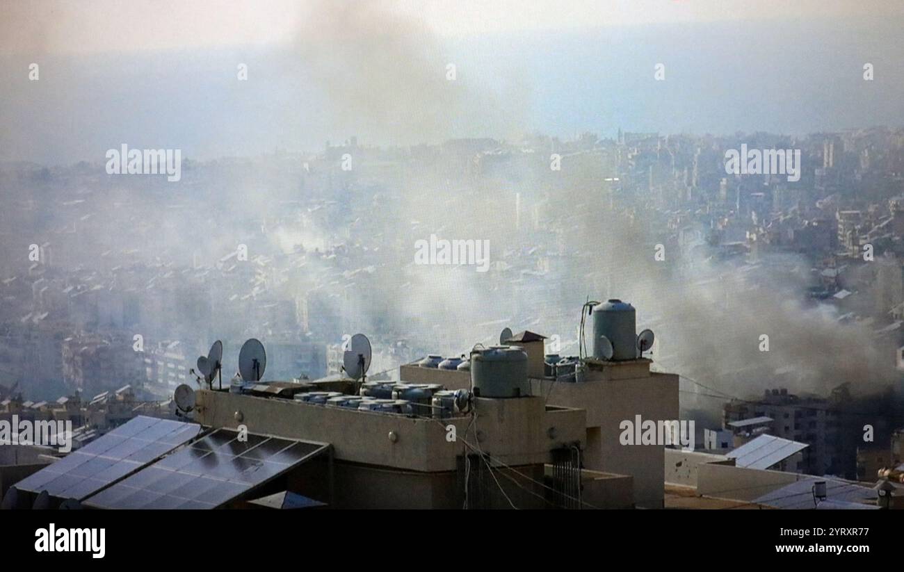 Fernsehberichterstattung über den israelischen Luftangriff auf Südbeirut im Krieg gegen die Hisbollah im Libanon. September 2024. Stockfoto