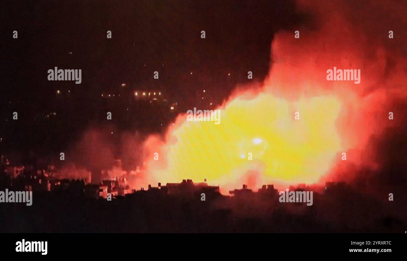 Fernsehberichterstattung über den israelischen Luftangriff auf Südbeirut im Krieg gegen die Hisbollah im Libanon. September 2024. Stockfoto