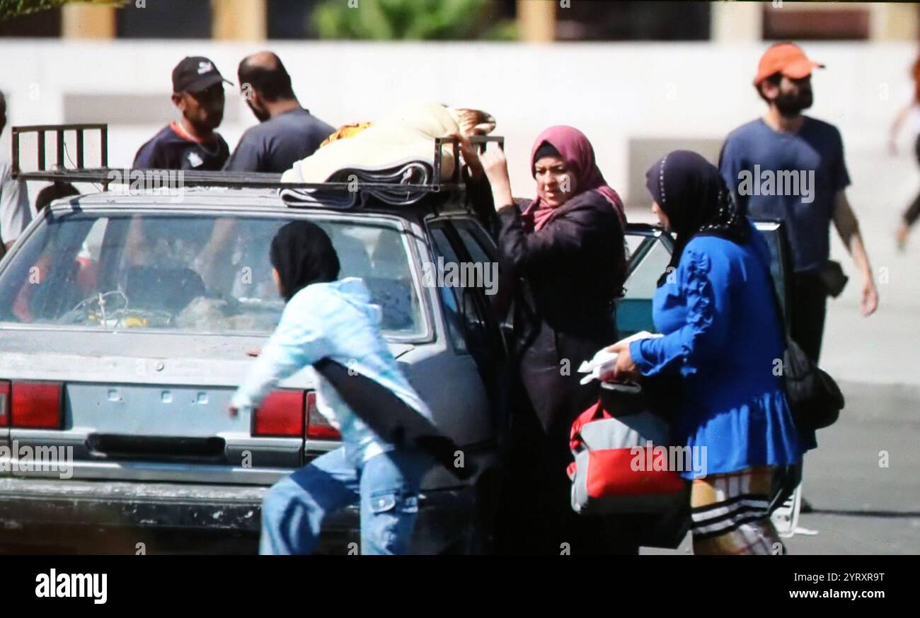 Fernsehberichterstattung über libanesische Zivilisten, die vor dem israelischen Angriff auf die Hisbollah, eine schiitische islamistische politische Partei und Miliz, im Libanon fliehen. Oktober 2024 Stockfoto