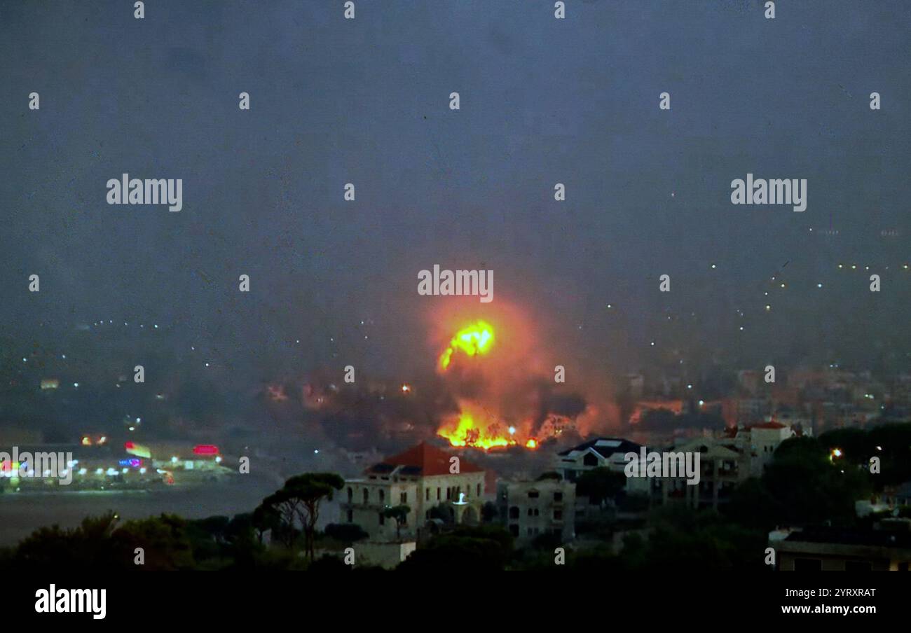 Fernsehnachrichten Medienberichterstattung über den israelischen Angriff, der zum Tod von Hassan Nasrallah führte (1960 ? 27. September 2024); libanesischer Geistlicher und Politiker, der von 1992 bis zu seiner Ermordung 2024 Generalsekretär der Hisbollah war. Stockfoto