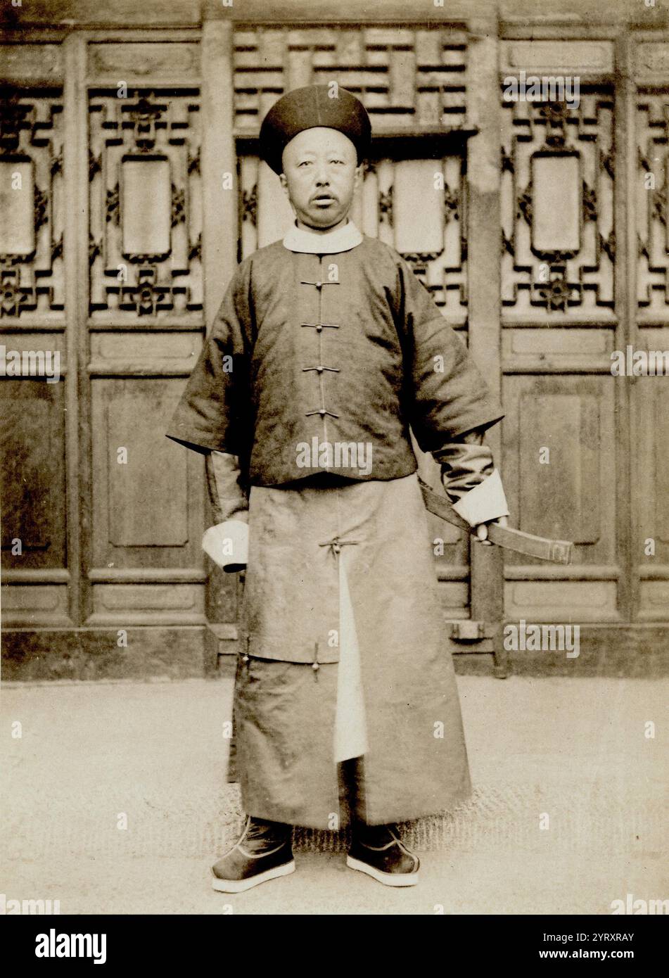 Yixuan (16. Oktober 1840 ? 1. Januar 1891), ehemals Prinz Chun, war ein kaiserlicher Prinz des Hauses Aisin Gioro und Staatsmann der Mandschu-geführten Qing-Dynastie in China. Er war der Vater des Kaisers Guangxu (seines zweiten Sohnes) und der Großvater des letzten Kaisers Puyi väterlicherseits durch seinen fünften Sohn Zaifeng. Stockfoto