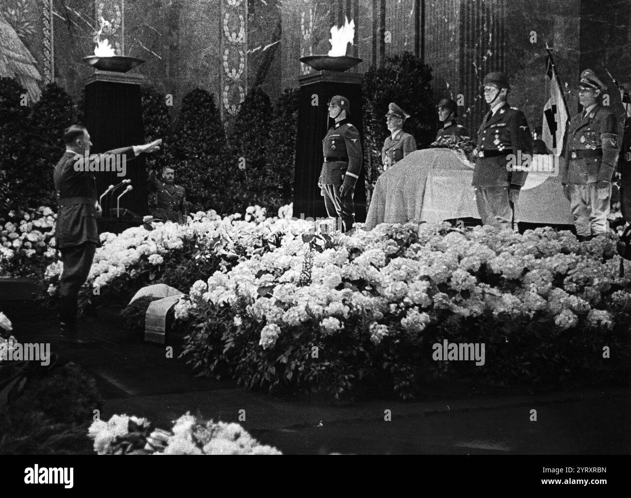 Adolf Hitler nimmt an der Beerdigung von Reinhard Heydrich Teil (1904 ? 4. Juni 1942), deutscher SS-Beamter während der NS-Zeit und Architekt des Holocaust. Heydrich wurde am 27. Mai 1942 in Prag bei der Operation Anthropoid tödlich verwundet. Er wurde von einer Gruppe tschechischer und slowakischer Soldaten überfallen, die von der tschechoslowakischen Regierung ins Exil geschickt wurden, um ihn zu töten. Der Nazi-Geheimdienst verband die Soldaten fälschlicherweise mit den Dörfern Lidice und Le??Ky. Beide Dörfer wurden zerstört und die Bewohner deportiert oder getötet. Stockfoto