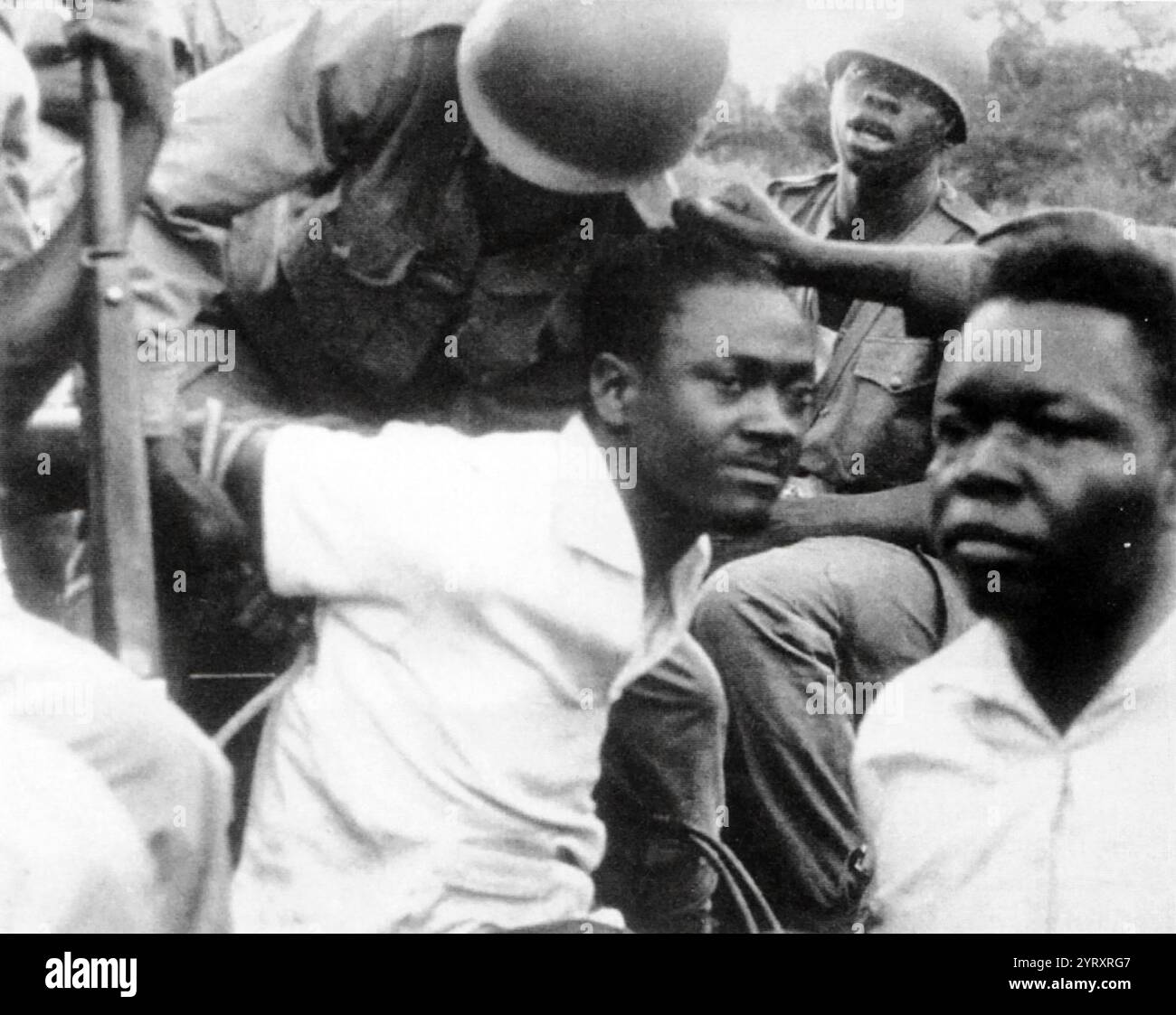 Verhaftung von Patrice ?mery Lumumba (1925 ? 17. Januar 1961), ein kongolesischer Politiker und Unabhängigkeitsführer, der nach den Wahlen im Mai 1960 von Juni bis September 1960 erster Premierminister der Demokratischen Republik Kongo (damals als Republik Kongo bekannt) war. Er war von 1958 bis zu seinem Tod im Januar 1961 der Führer der kongolesischen Nationalbewegung (MNC). Als afrikanischer Nationalist und Panafrikanist spielte er eine wichtige Rolle bei der Transformation des Kongo von einer belgischen Kolonie in eine unabhängige republik. Stockfoto