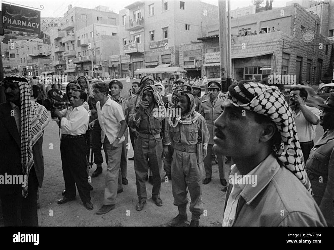 Die Anshas-Konferenz war das erste Treffen der Arabischen Liga. Von rechts nach links: Abdullah I. von Jordanien, Farouk I. von Ägypten und Sudan, syrischer Präsident Shukri al Quwatli, Abd al Ilah und Kronprinz Saud von Saudi-Arabien, Anshas, Ägypten, 1946. Stockfoto