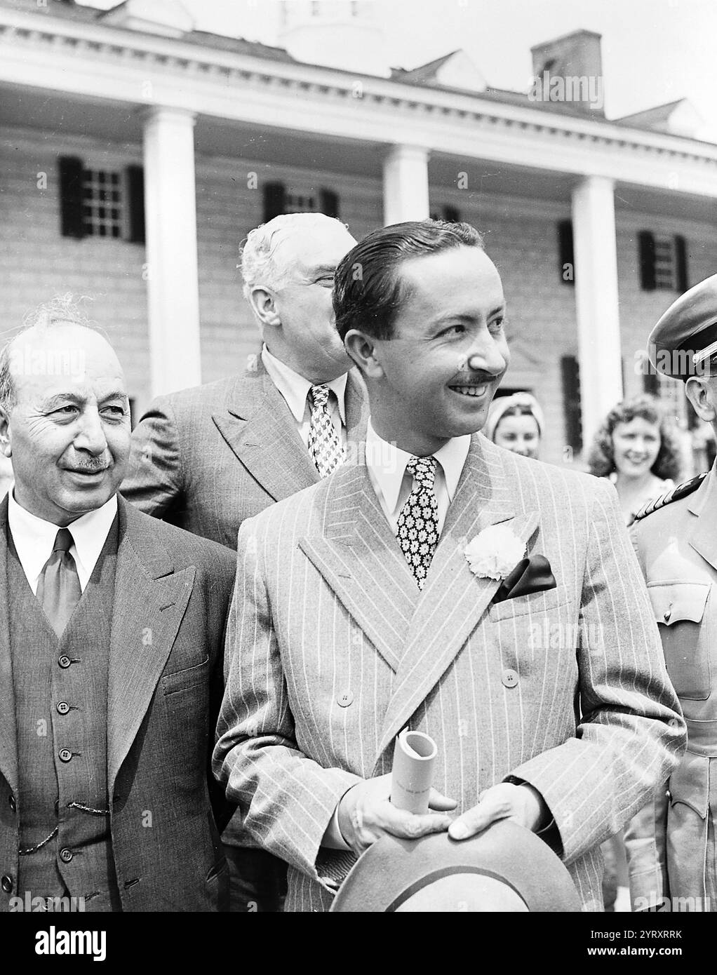 Prinz Abdul Ilah vom Irak besucht George Washingtons Haus am Mt. Vernon, Virginia. Abd al Ilah von Hedschas (1913 ? 14. Juli 1958), Regent für seinen Neffen König Faisal II., von 1939 bis 1953, als Faisal volljährig wurde. Abd al Ilah wurde zusammen mit dem Rest der irakischen Königsfamilie bei der Revolution vom 14. Juli 1958 getötet, die die Haschemitische Monarchie im Irak beendete. Seine Leiche wurde verstümmelt, über die Straßen Bagdads geschleift und schließlich verbrannt. Stockfoto
