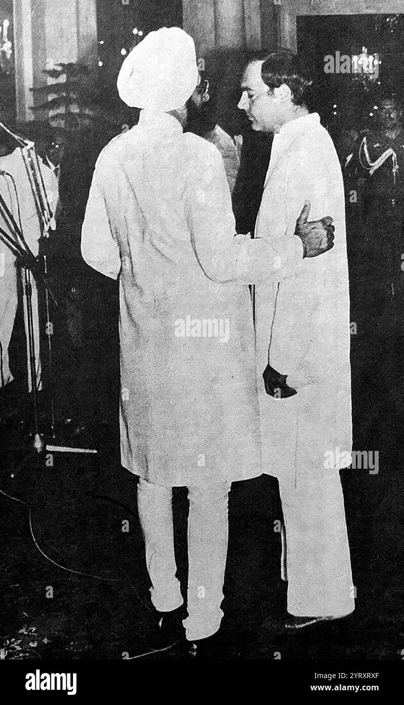 Rajiv Gandhi mit Zail Singh, dem Präsidenten von Indien, nachdem die indische Premierministerin Indira Gandhi am 31. Oktober 1984 um 9:30 Uhr in ihrer Residenz in der Safdarjung Road, Neu-Delhi, ermordet wurde. Sie wurde von ihren Sikh Bodyguards, Satwant Singh und Beant Singh, getötet Stockfoto