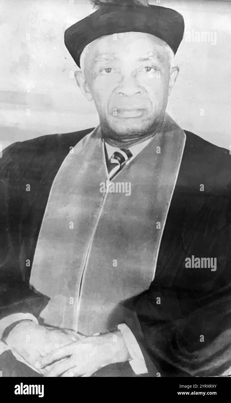 James Alexander Adolphus Pierre (1908 ? 22. April 1980) war der 13. Oberste Richter von Liberia und diente von 1971 bis zu seinem Tod 1980. Zuvor war er von 1964 bis 1971 Attorney General von Liberia in der Administration von William Tubman. In der Nacht des 12. April 1980 wurde der liberianische Staatsstreich 1980 von Soldaten der Armee inszeniert, die die William Tolbert Administration stürzten und zur Verhaftung vieler hochrangiger Regierungsbeamter führten. Zehn Tage später, am 22. April 1980, wurden dreizehn von ihnen, darunter der Oberste Richter Pierre, kurzerhand hingerichtet Stockfoto
