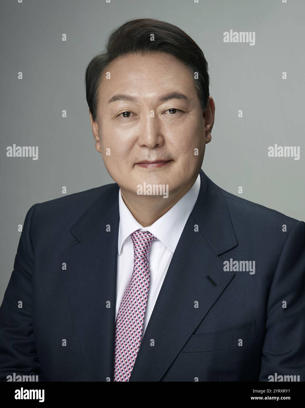 Yoon Suk Yeol (* 18. Dezember 1960) ist ein südkoreanischer Politiker und Anwalt, der seit 2022 der 13. (20. Ratsvorsitz) und derzeitige Präsident Südkoreas ist. Als Mitglied der People Power Party war er von 2019 bis 2021 Generalstaatsanwalt von Südkorea unter seinem Präsidentschaftsvorgänger Moon Jae in. Stockfoto