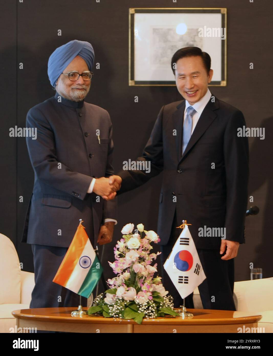 Der Premierminister, Dr. Manmohan Singh, traf sich mit dem Präsidenten der Republik Korea, Herrn Lee Myung Bak, während des G8-Gipfels in Sapporo, Japan am 8. Juli 2008 Stockfoto