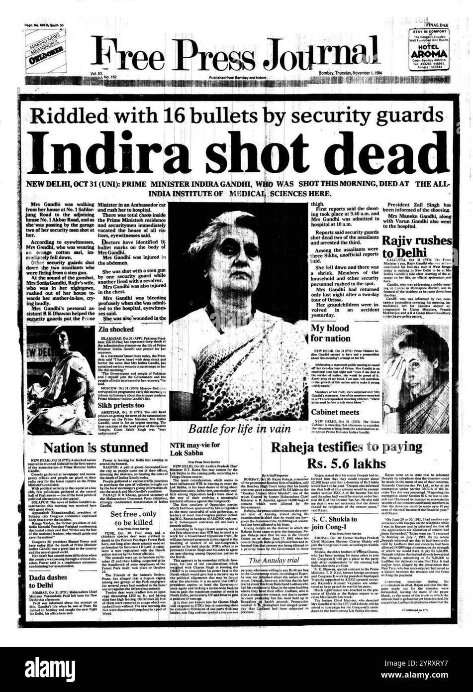 Zeitungsberichte über die indische Premierministerin Indira Gandhi, als sie im Oktober 1984 in ihrem Wohnsitz in der Safdarjung Road, New Delhi, ermordet wurde. Sie wurde von ihren Sikh Bodyguards, Satwant Singh und Beant Singh, getötet Stockfoto