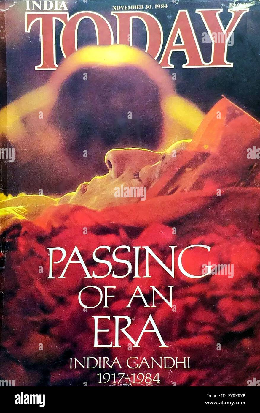 Presseberichterstattung über die indische Premierministerin Indira Gandhi, die im Oktober 1984 in ihrem Wohnhaus in der Safdarjung Road, Neu-Delhi, ermordet wurde. Sie wurde von ihren Sikh Bodyguards, Satwant Singh und Beant Singh, getötet Stockfoto