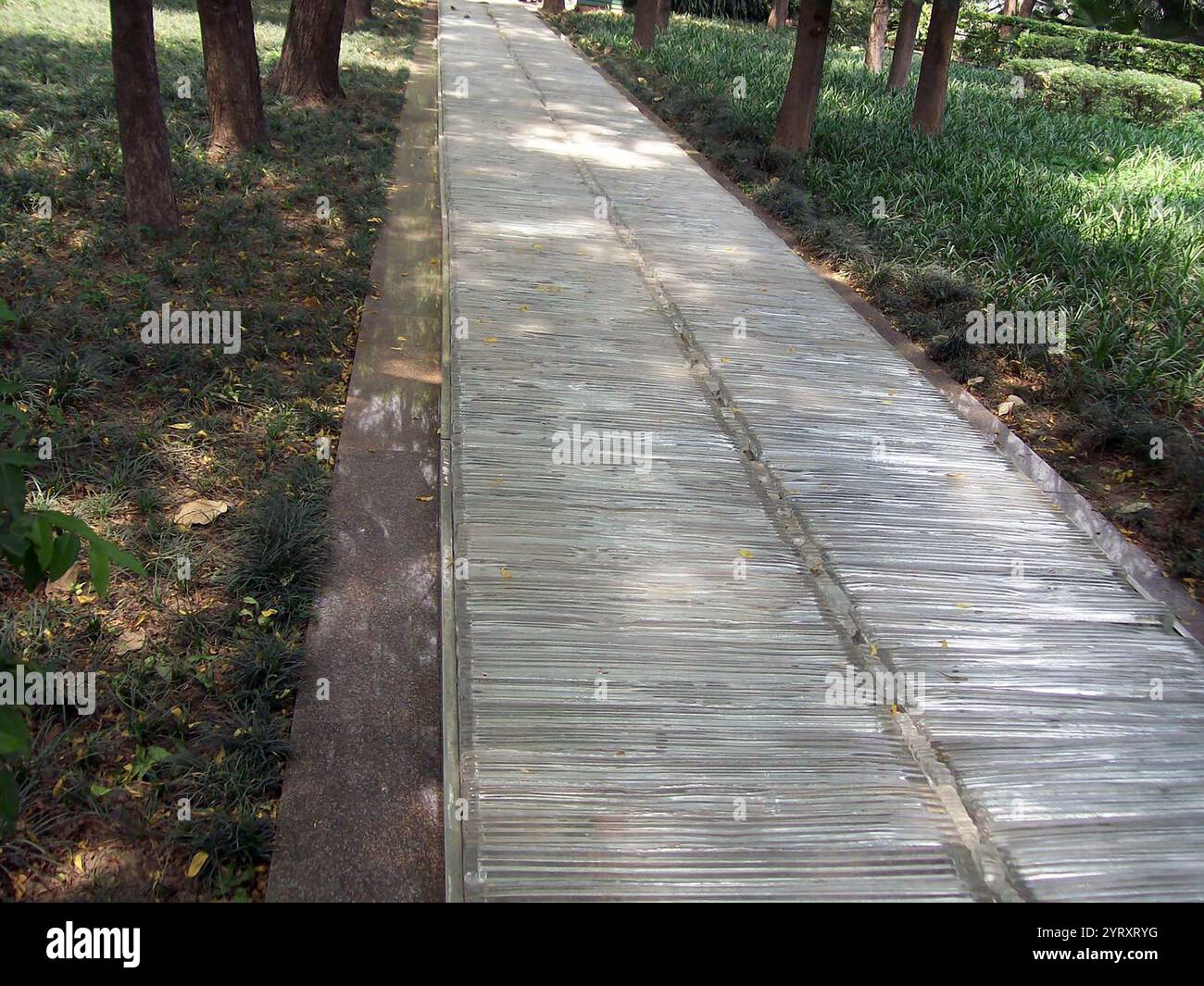 Gedenkpfad entlang des Weges, wo die indische Premierministerin Indira Gandhi am 31. Oktober 1984 um 9:30 Uhr in ihrer Residenz in der Safdarjung Road, Neu-Delhi, ermordet wurde. Sie wurde von ihren Sikh Bodyguards, Satwant Singh und Beant Singh, getötet Stockfoto