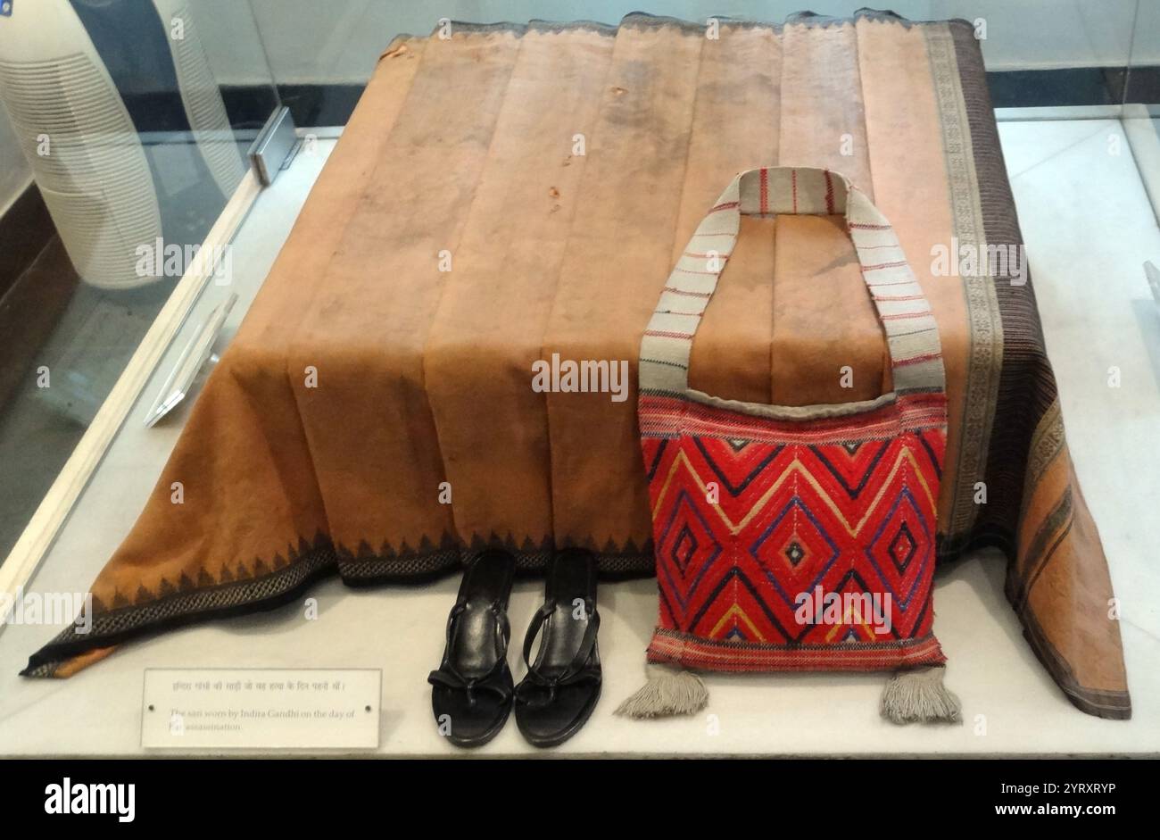 Sari und Tasche, getragen von der indischen Premierministerin Indira Gandhi, wurden am 31. Oktober 1984 um 9:30 Uhr in ihrer Residenz in der Safdarjung Road, Neu-Delhi, ermordet. Sie wurde von ihren Sikh Bodyguards, Satwant Singh und Beant Singh, getötet Stockfoto