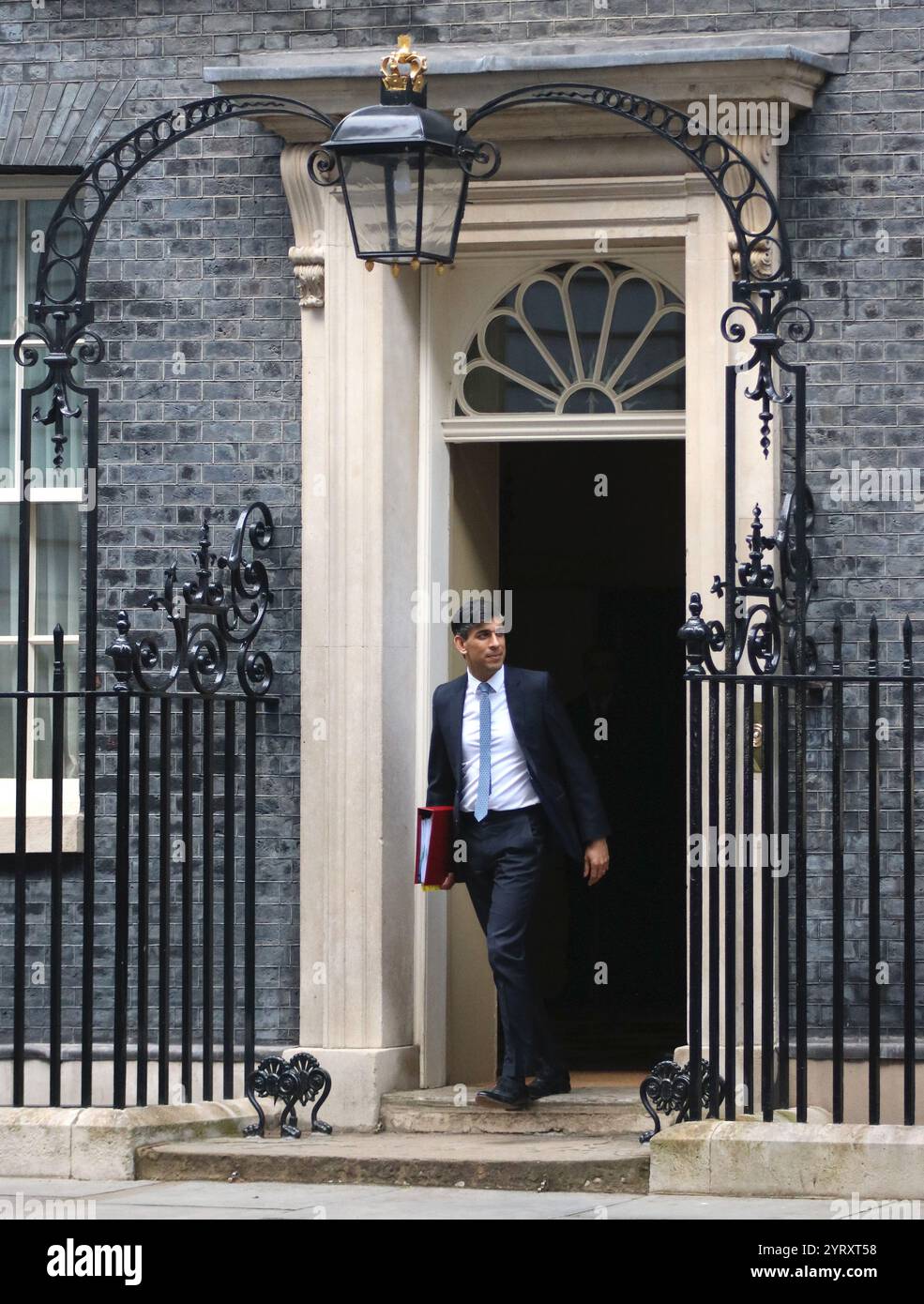 Der britische Premierminister Rishi Sunak verlässt die Downing Street 10, um im parlament Fragen zu stellen. März 2024 Stockfoto