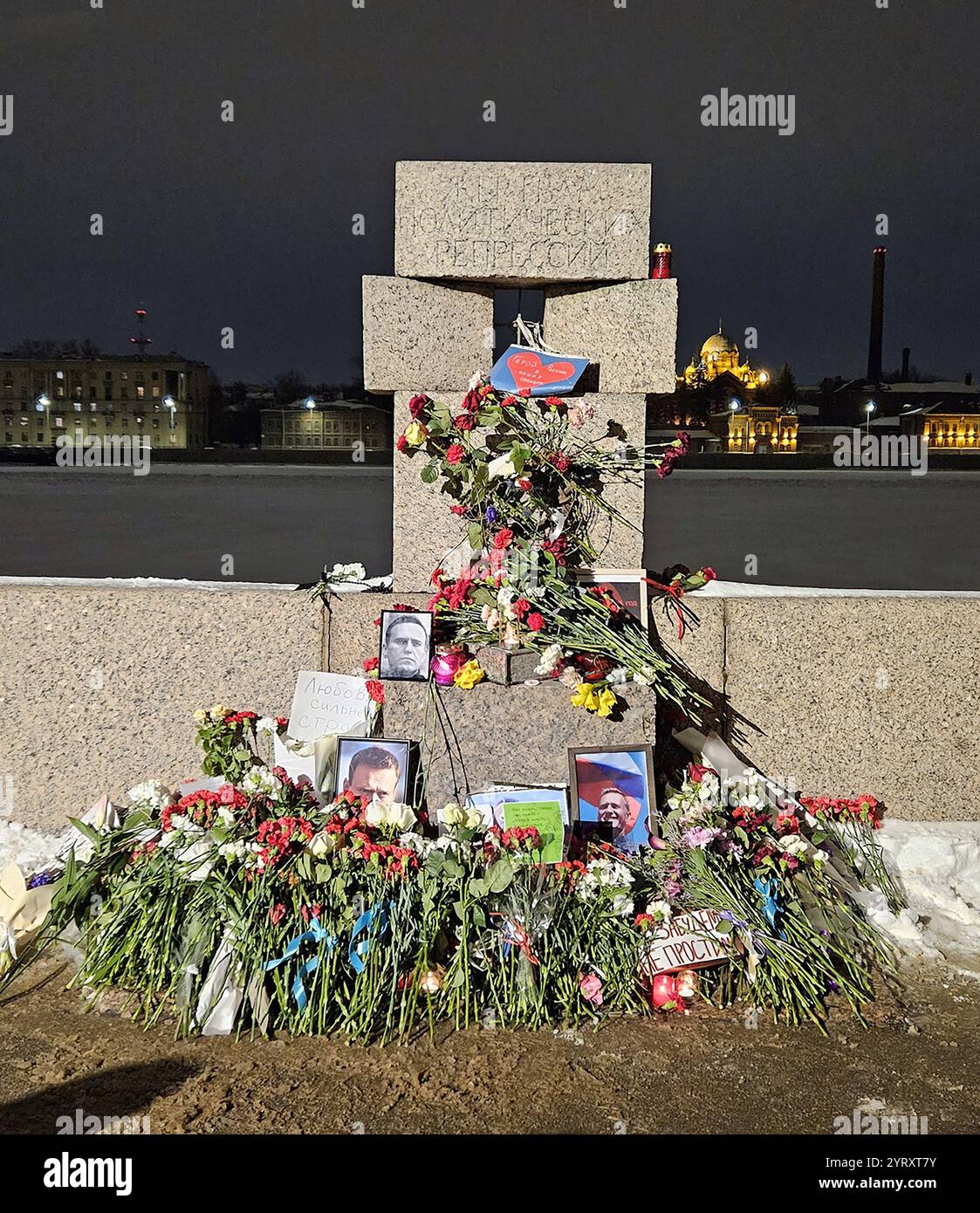 Spontane Gedenkstätte für Alexej Nawalny am Denkmal für die Opfer der politischen Repression in St. Petersburg am 16. Februar 2024. Alexej Nawalny (* 1976, 16. Februar 2024) war ein russischer Oppositionsführer, Anti-Korruptions-Aktivist und politischer Gefangener. Nawalny und sein Team veröffentlichten Material über Korruption in Russland, organisierten politische Demonstrationen und förderten seine Kampagnen. Im Januar 2021 kehrte Nawalny nach Russland zurück. Im März 2022 wurde Nawalny zu weiteren neun Jahren Gefängnis verurteilt. Im Dezember 2023 verschwand Nawalny fast drei Wochen lang aus dem Gefängnis. Er tauchte wieder in einem auf Stockfoto