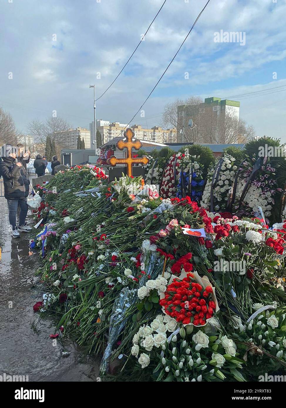 Alexei Nawalny Schrein, Moskau, Russland, 3. März 2024 Alexei Nawalny (1976 ? 16. Februar 2024) war ein russischer Oppositionsführer, Anti-Korruptions-Aktivist und politischer Gefangener. Nawalny und sein Team veröffentlichten Material über Korruption in Russland, organisierten politische Demonstrationen und förderten seine Kampagnen. Im Januar 2021 kehrte Nawalny nach Russland zurück. Im März 2022 wurde Nawalny zu weiteren neun Jahren Gefängnis verurteilt. Im Dezember 2023 verschwand Nawalny fast drei Wochen lang aus dem Gefängnis. Er tauchte in einer Korruptionskolonie des Polarkreises auf. 2024 berichtete der russische Gefängnisdienst Stockfoto