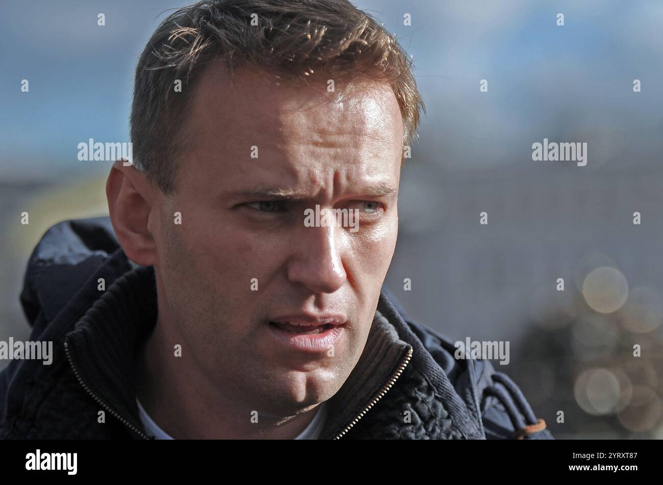 Alexej Nawalny bei einer der Kundgebungen in Moskau. Alexej Nawalny (1976 ? 16. Februar 2024) war ein russischer Oppositionsführer, Anti-Korruptions-Aktivist und politischer Gefangener. Nawalny und sein Team veröffentlichten Material über Korruption in Russland, organisierten politische Demonstrationen und förderten seine Kampagnen. Im Januar 2021 kehrte Nawalny nach Russland zurück. Im März 2022 wurde Nawalny zu weiteren neun Jahren Gefängnis verurteilt. Im Dezember 2023 verschwand Nawalny fast drei Wochen lang aus dem Gefängnis. Er tauchte in einer Korruptionskolonie des Polarkreises auf. 2024 berichtete der russische Gefängnisdienst darüber Stockfoto