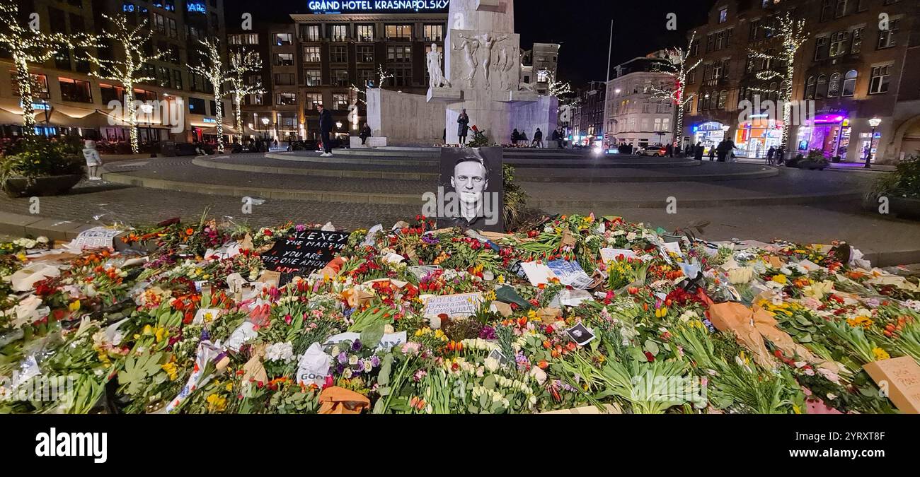 Demonstrationen und Proteste nach dem Mord an Alexej Nawalny, in Amsterdam 2024 Alexej Nawalny (1976 ? 16. Februar 2024) war ein russischer Oppositionsführer, Anti-Korruptions-Aktivist und politischer Gefangener. Nawalny und sein Team veröffentlichten Material über Korruption in Russland, organisierten politische Demonstrationen und förderten seine Kampagnen. Im Januar 2021 kehrte Nawalny nach Russland zurück. Im März 2022 wurde Nawalny zu weiteren neun Jahren Gefängnis verurteilt. Im Dezember 2023 verschwand Nawalny fast drei Wochen lang aus dem Gefängnis. Er tauchte in einer Korruptionskolonie des Polarkreises auf. Im Jahr 2024 wurde die Ru Stockfoto