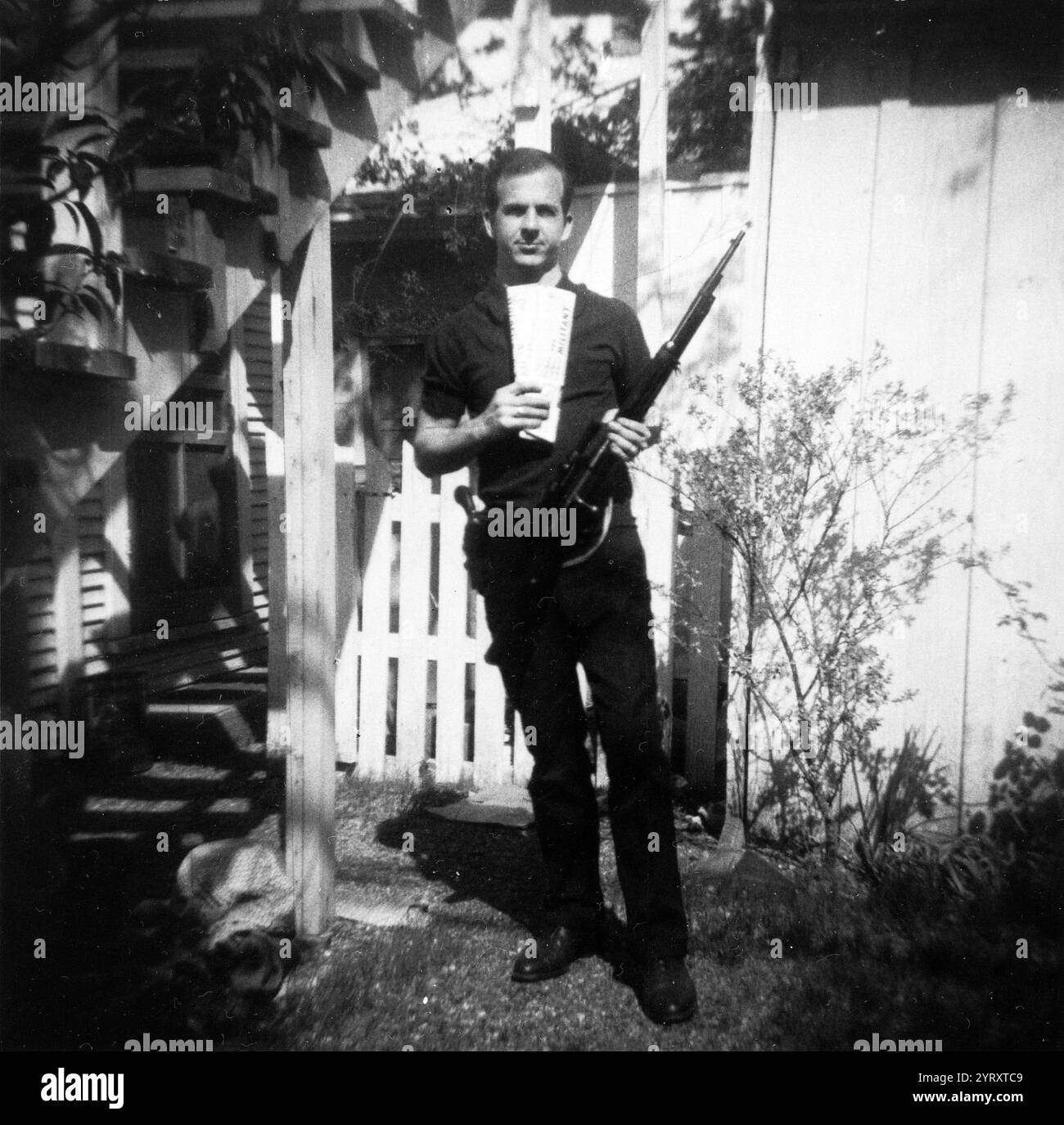 Lee Harvey Oswald mit Gewehr, aufgenommen in Oswalds Hinterhof, Neely Street, Dallas Texas, März 1963. Stockfoto