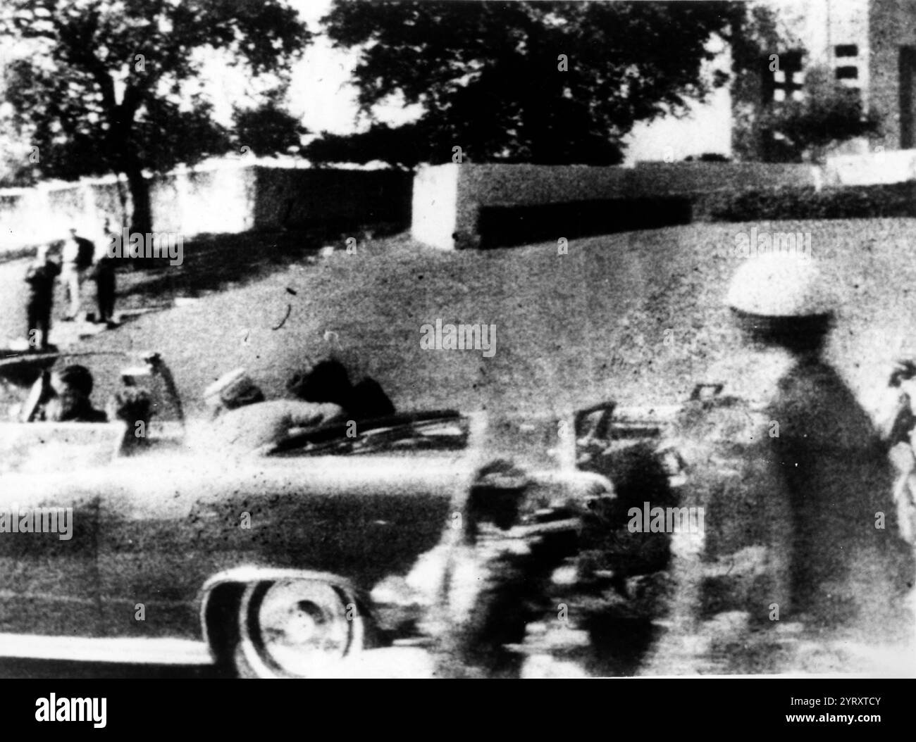 Jackie und John F Kennedy in der Limousine (oben offen) während der Fahrt durch Dallas Texas, wo John Kennedy ermordet wurde. 1963 Stockfoto