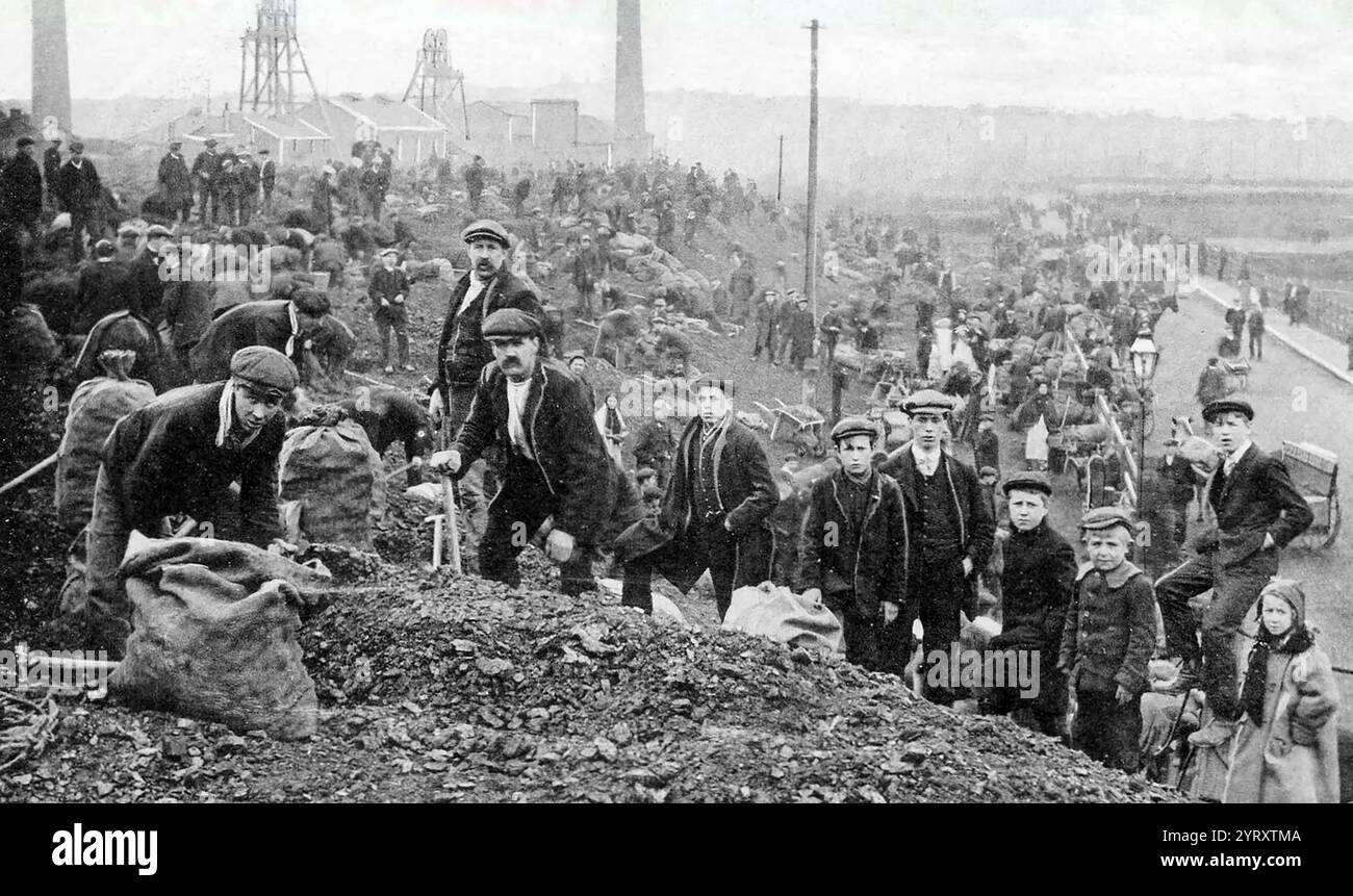 Ilkeston Coal Pickers während des Streiks 1912. Der nationale Kohlestreik des Vereinigten Königreichs von 1912 war der erste nationale Streik von Bergbauern im Vereinigten Königreich. Ihr Hauptziel war die Sicherung eines Mindestlohns. Nach 37 Tagen intervenierte die Regierung und beendete den Streik mit der Verabschiedung des Coal Mines Act, der die Mindestlohnbestimmungen auf den Bergbau und bestimmte andere Industrien mit vielen manuellen Arbeitsplätzen ausdehnte. Stockfoto