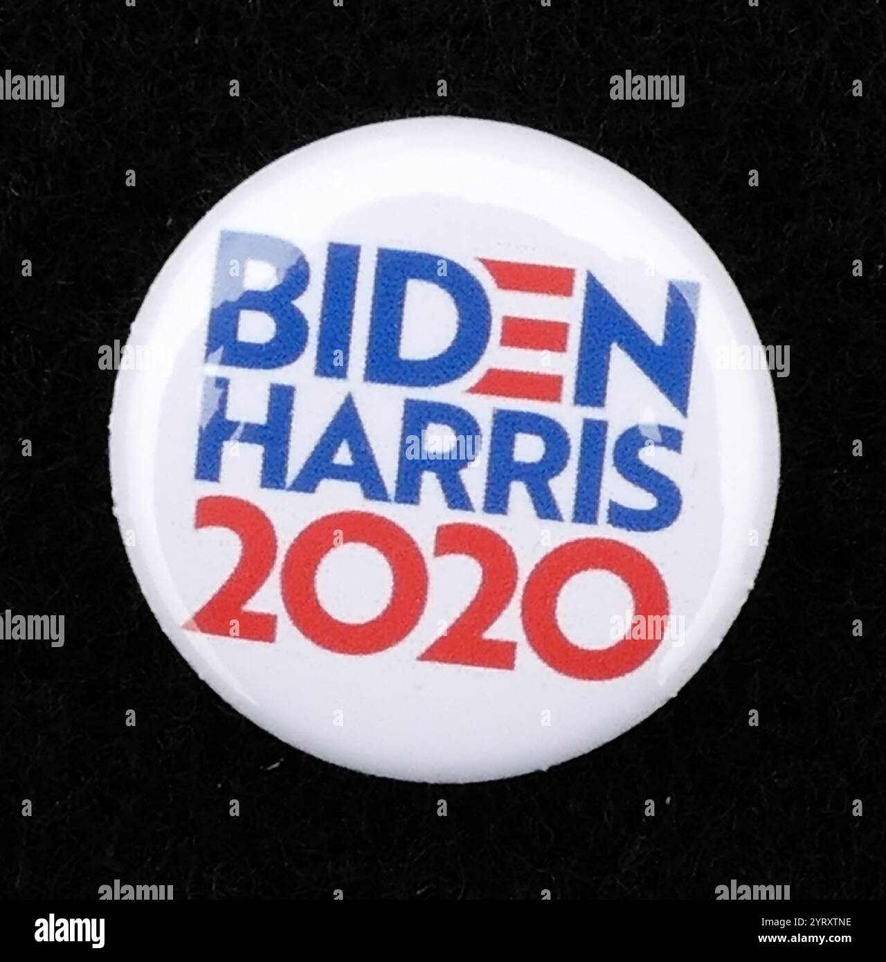 Wahlkampfabzeichen bei den Präsidentschaftswahlen 2020, das die Kandidatur der Demokratischen Partei Biden-Harris zeigt Stockfoto