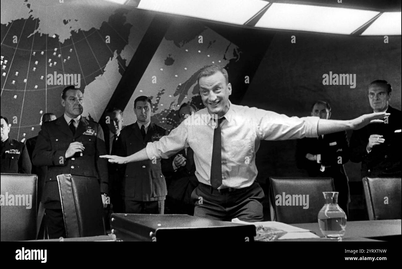 General Buck Turgidson (George C. Scott) demonstriert eine B-52, die tief genug fliegt, um Hühner in einem Bauernhof zu braten. Ein Destillier aus dem Film „Dr. Strangelove“ aus dem Kalten Krieg. 1963. Stockfoto