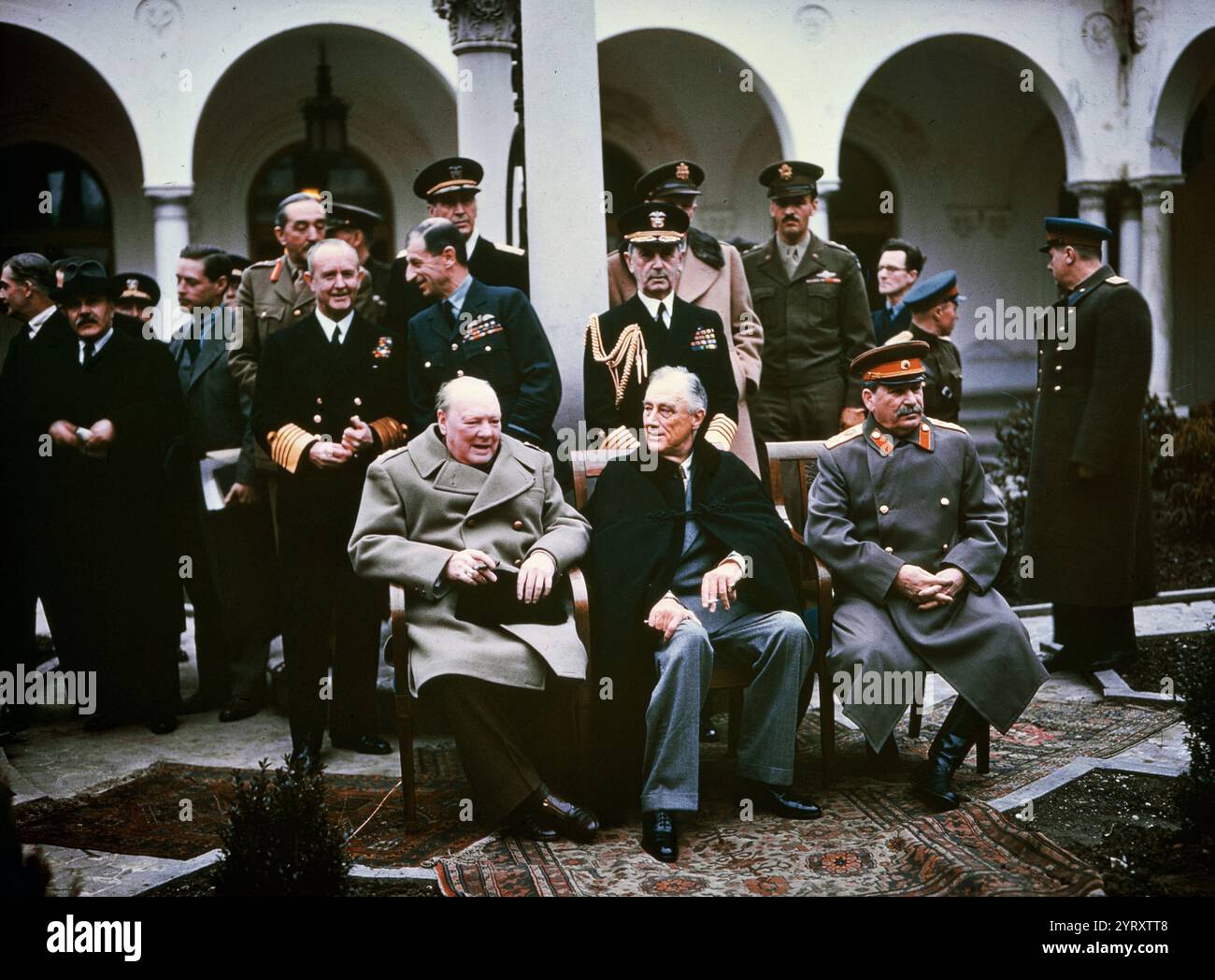 Von links nach rechts: Winston Churchill, Franklin D. Roosevelt und Joseph Stalin. Ebenfalls anwesend sind der britische Außenminister Anthony Eden und der sowjetische Außenminister Vyacheslav Molotow (ganz links), Feldmarschall Sir Alan Brooke, Admiral der Flotte Sir Andrew Cunningham, RN, Marschall der RAF Sir Charles Portal, RAF (hinter Churchill), General George C. Marshall, Stabschef der United States Army, und Flottenadmiral William D. Leahy, USN (hinter Roosevelt). Stockfoto