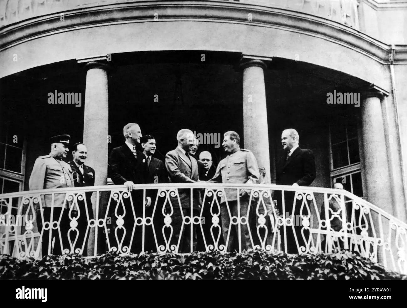 Truman, Stalin, Molotow und Gromyko treffen sich auf einer Terrasse während der Potsdamer Konferenz 1945. Stockfoto