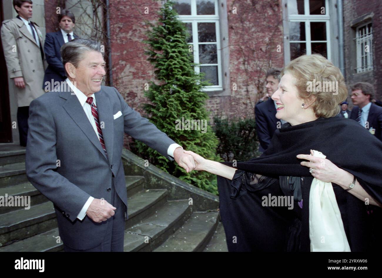 Präsident Ronald Reagan (USA) begrüßt die britische Premierministerin Margaret Thatcher zu einem bilateralen Treffen auf Schloss Gymnich in Bonn, Bundesrepublik Deutschland. Mai 1985. Stockfoto